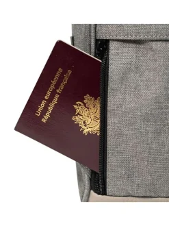 Sac à dos gris clair uni avec une fermeture zippée et des poches interchangeables