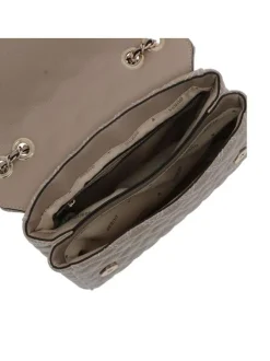 Sac à main beige matelassé pourvu de deux anses en chaînes dorées