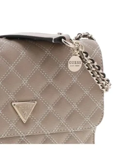 Sac à main beige matelassé pourvu de deux anses en chaînes dorées