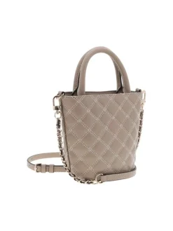 Sac à main beige matelassé pourvu d'une bandoulière en chaîne dorée