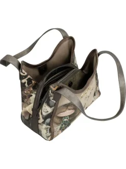 Sac à main beige pourvu de multiples poches et orné de motifs exclusifs
