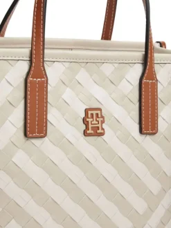 Sac à main écru tressé pourvu d'anses contrastées et du logo de la marque