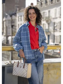 Sac à main écru tressé pourvu d'anses contrastées et du logo de la marque