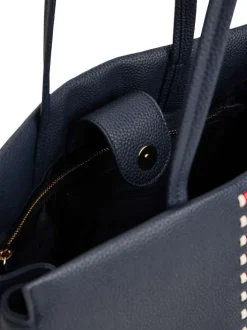 Sac à main marine aspect grainé pourvu d'une fermeture à pression dorée