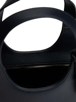 Sac à main marine pourvu d'une bandoulière amovible et du nom de la marque