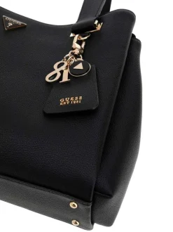Sac à main noir pourvu de deux anses plates et du logo de la marque