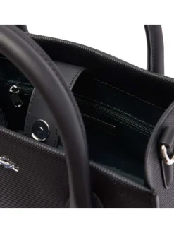 Sac à main noir texturé avec bandoulière, 1 poche zipée et logo chromé