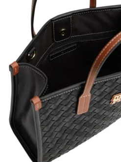Sac à main noir tressé pourvu d'anses contrastées et du logo de la marque