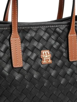 Sac à main noir tressé pourvu d'anses contrastées et du logo de la marque