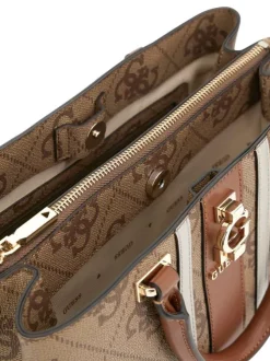 Sac à main porté épaule beige avec une fermeture zippée et boutons pression