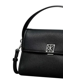 Sac à main porté épaule noir pourvu d'une bandoulière amovible