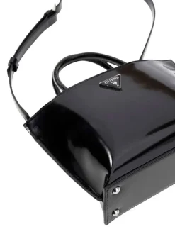 Sac à main porté épaule noir verni pourvu d'une bandoulière amovible et réglable
