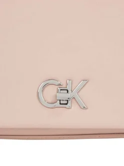 Sac à main porté épaule rose uni avec bandoulière en chaîne et le logo