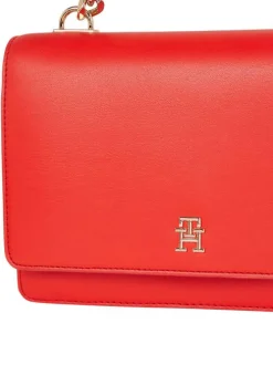 Sac à main rouge uni avec une bandoulière porté épaule ajustable
