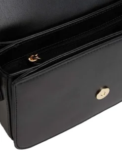 Sac noir uni avec fermeture à rabat et logo de la marque doré