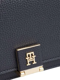 Sac noir uni avec fermeture à rabat et logo de la marque doré