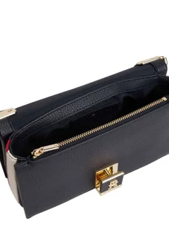 Sac noir uni avec fermeture à rabat et logo de la marque doré