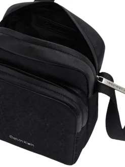 Sacoche carrée noire avec un touché texturé et un imprimé all-over logo