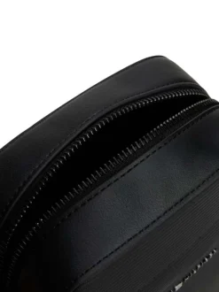 Sacoche noire aspect tressé pourvue d'une bandoulière plate réglable