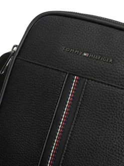 Sacoche noire pourvue d'une bandoulière réglable et du nom de la marque