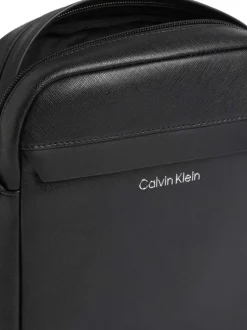 Sacoche noire unie avec nom de la marque et une bandoulière ajustable