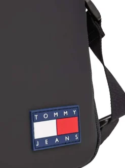 Sacoche noire unie avec un patch d'authenticité à l'avant et un zip