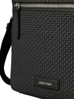 Sacoche noire unie avec une bandoulière et un revêtement en maille tressée