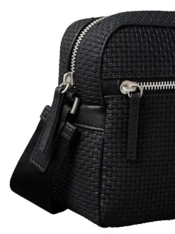 Sacoche noire unie en maille tressée avec un logo en pièces métalliques