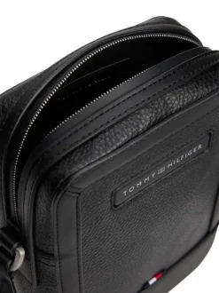 Sacoche noire pourvue d'une bandoulière et du nom de la marque