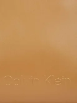 Sac porté épaule camel uni avec anse ajustable et marque embossée