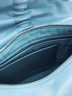 Sac porté épaule ciel uni avec une fermeture à rabat et un logo en relief