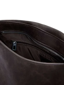 Sac porté épaule marron à motifs cloutés avec une ceinture décorative