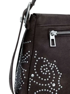 Sac porté épaule marron à motifs cloutés avec une ceinture décorative