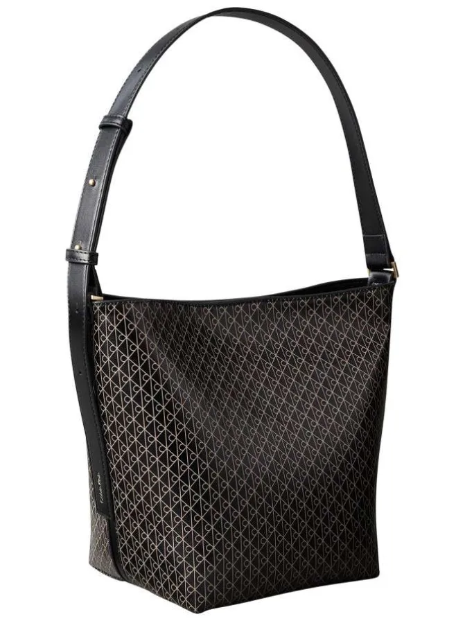 Sac porté épaule noir muni d'une anse ajustable avec des motifs monogrammes