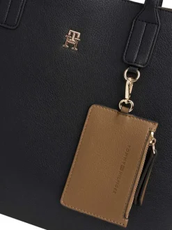 Sac porté épaule noir pourvu d'une bandoulière amovible et du logo de la marque