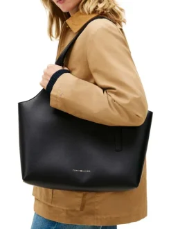 Sac porté épaule noir pourvu du nom de la marque doré embossé