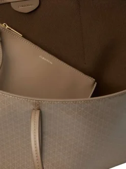 Sac shopping taupe avec des motifs monogrammes et muni de deux anses