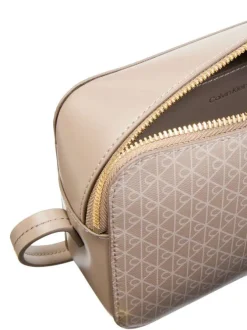 Sac taupe avec des motifs monogrammes et muni d'une bandoulière