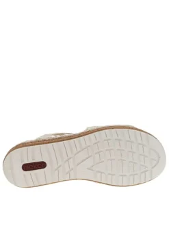 Sandales beiges avec une tige en tressage et à talon compensé bas