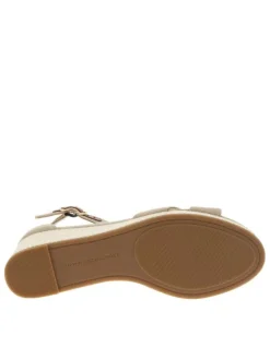 Sandales beiges à talon compensé et à boucle à ardillon à la cheville