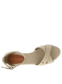 Sandales beiges à talon compensé et à boucle à ardillon à la cheville