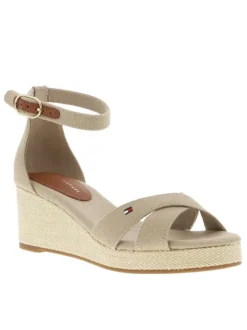 Sandales beiges à talon compensé et à boucle à ardillon à la cheville