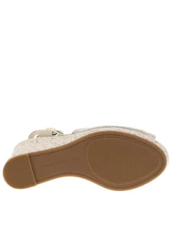 Sandales beiges à talon compensé très haut et à boucle à ardillon à la cheville