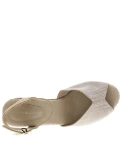 Sandales beiges à talon compensé très haut et à boucle à ardillon à la cheville