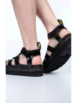 Sandales Blaire en cuir noir verni à semelle compensée fermée par boucle à ardillon
