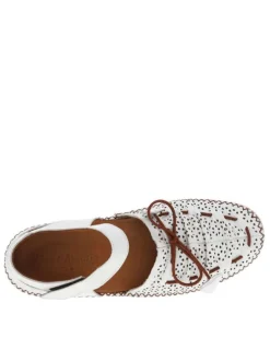 Sandales blanches avec une tige à petits trous et à talon décroché bas