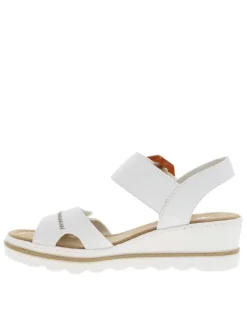 Sandales blanches à talon compensé et à sangle avec une grande boucle à ardillon