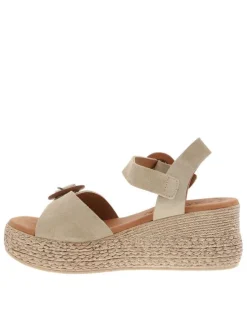 Sandales en cuir beiges avec un talon compensé et une boucle à ardillon