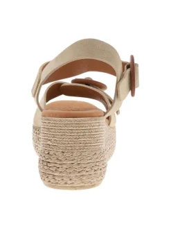 Sandales en cuir beiges avec un talon compensé et une boucle à ardillon