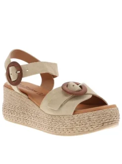 Sandales en cuir beiges avec un talon compensé et une boucle à ardillon